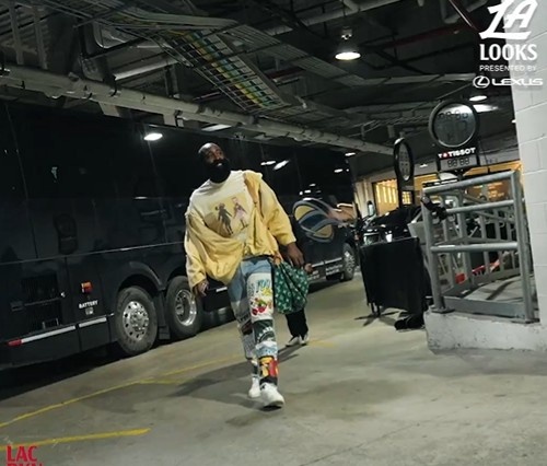 开云APP-登哥你不要太帅！哈登嘻哈风造型抢镜 亮黄外套搭花牛仔潮范十足